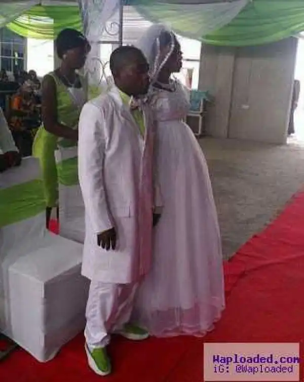 Lmao! Checkout This Hilarious Wedding Picture